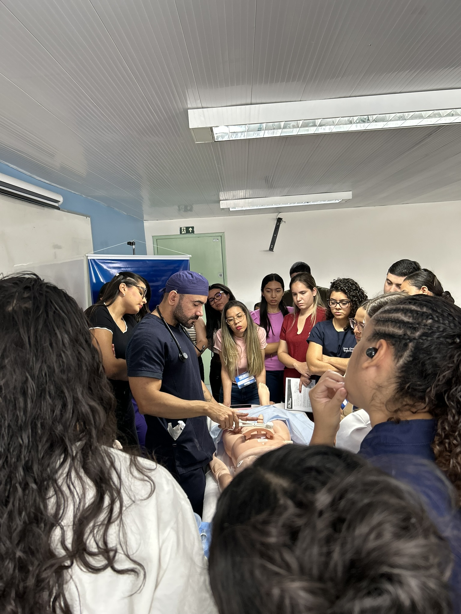 Ivo Sales demonstrando um procedimento em simulador diante da turma