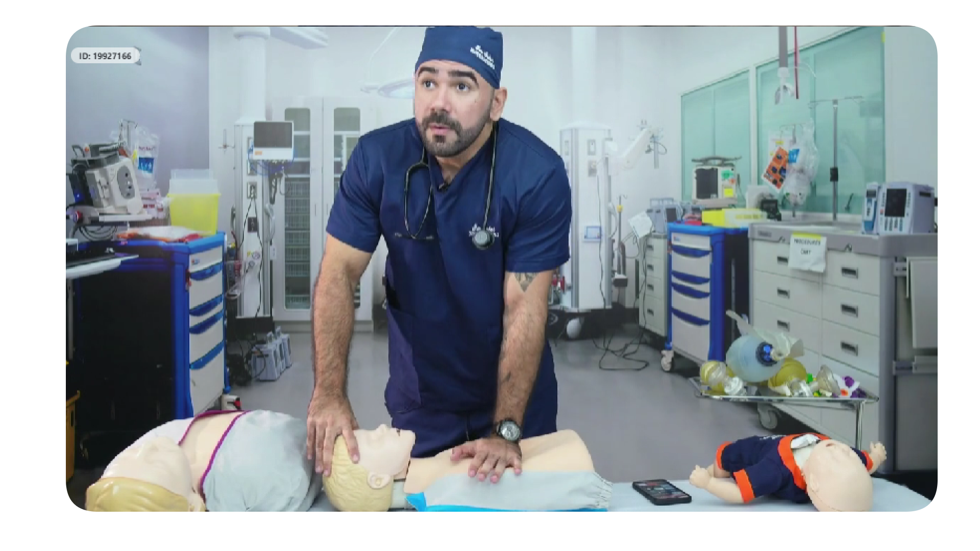 Professor demonstrando manejo da via aérea com simuladores